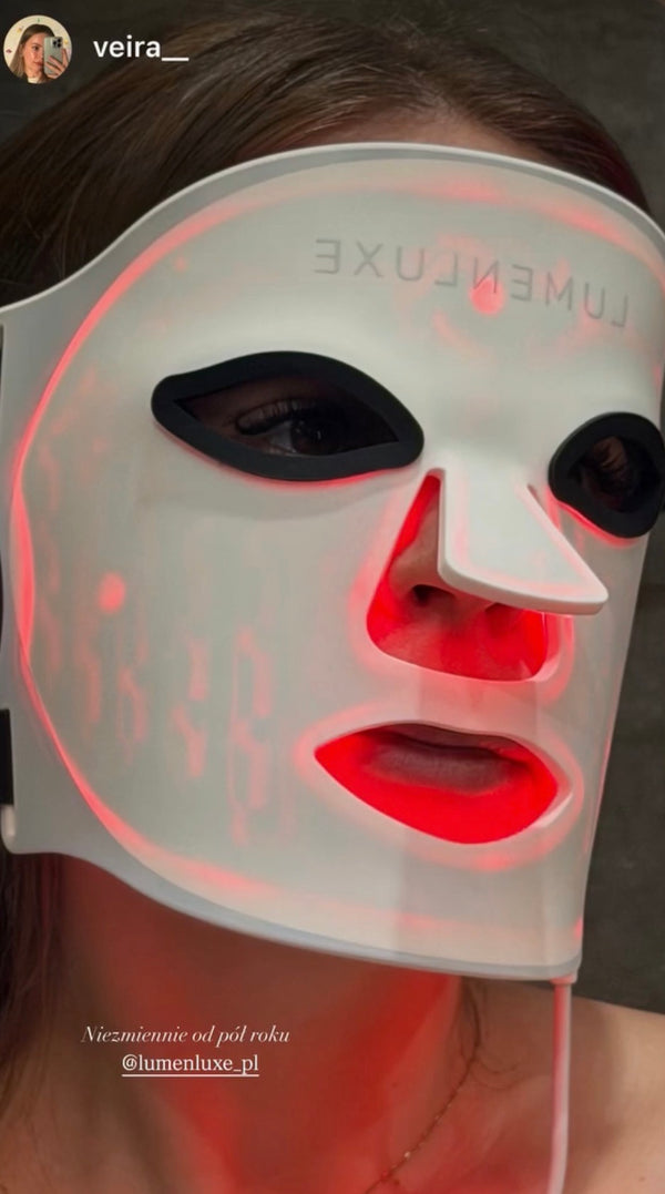Klientka z maską LED LumenLuxe na twarzy (21)