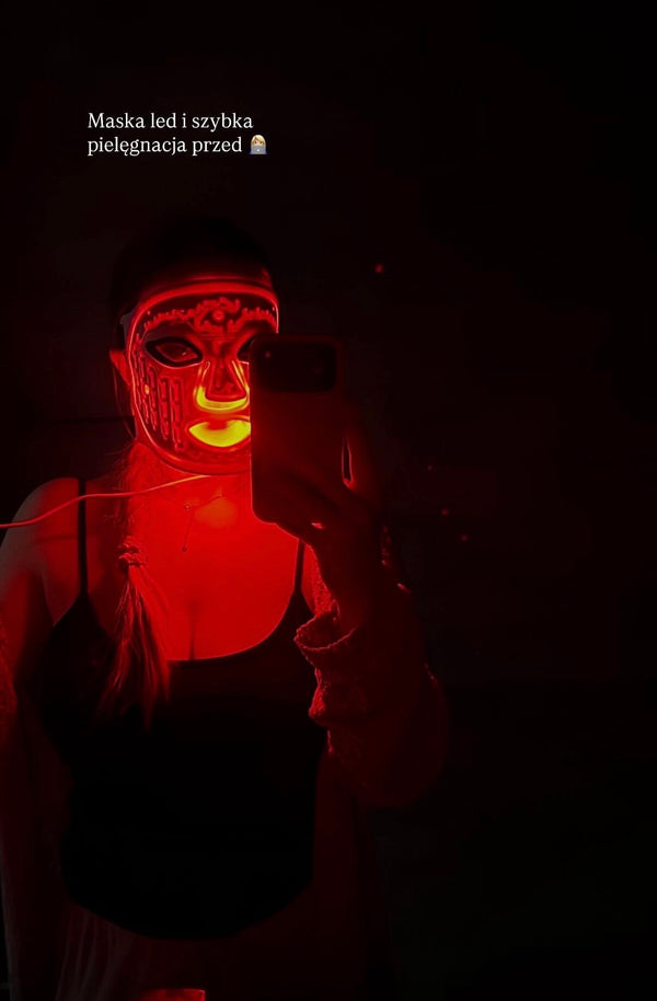 Klientka z maską LED LumenLuxe na twarzy (24)