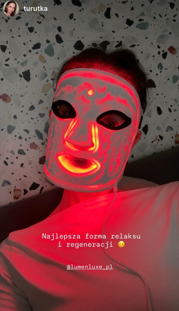 Klientka z maską LED LumenLuxe na twarzy (27)