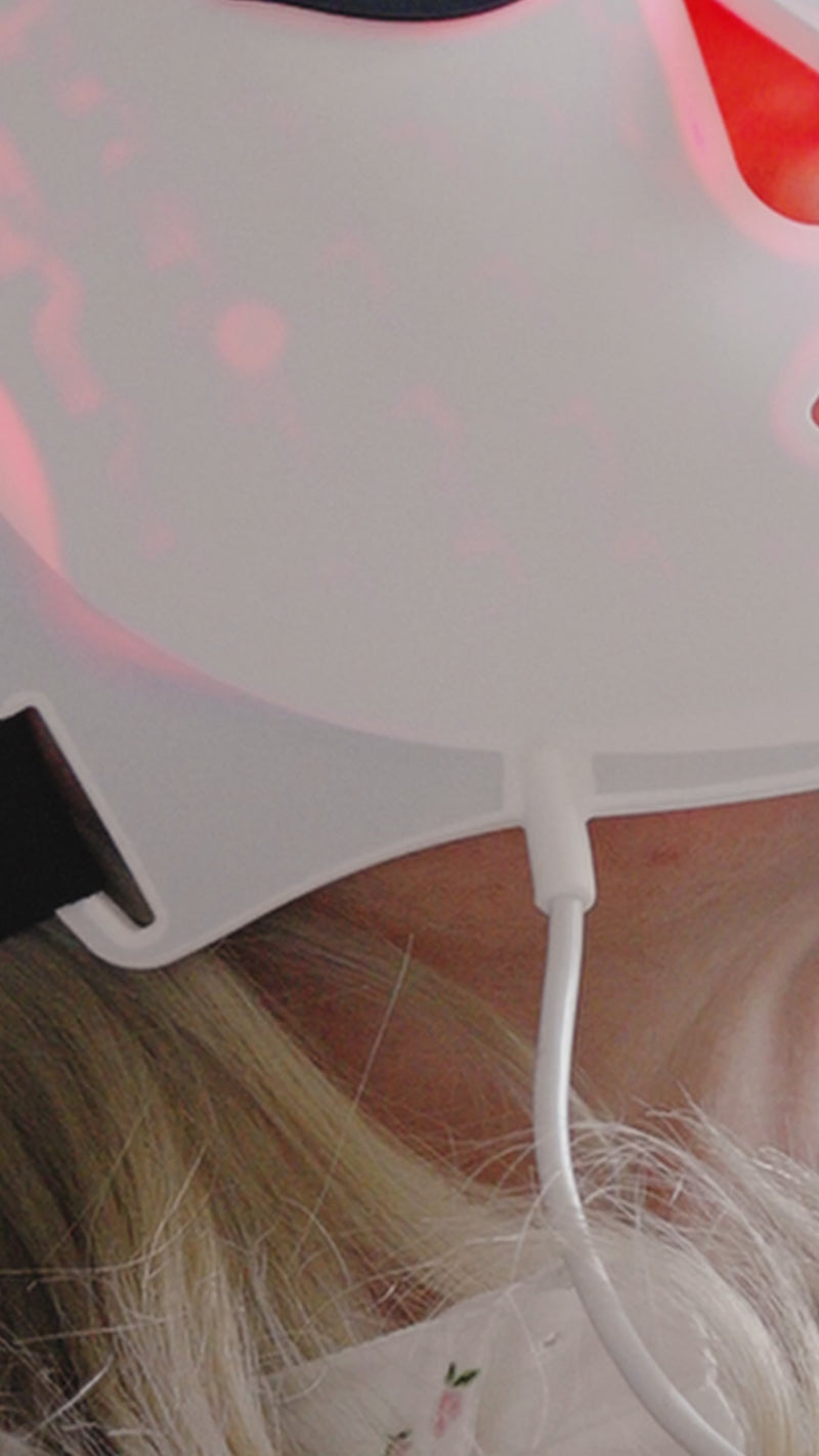 Video: 10 minút s LED maskou LumenLuxe pri podcaste v posteli, večerná rutina